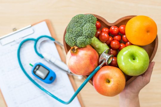 plato de frutas y verduras con forma de corazón 