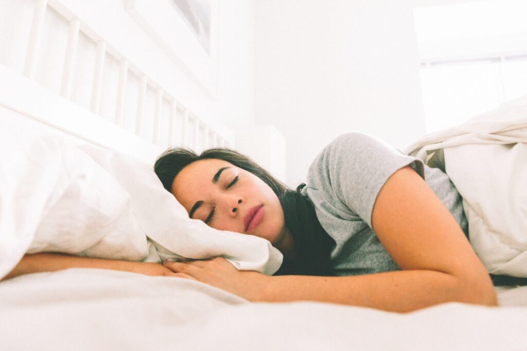 Mujer teniendo un sueño reparador