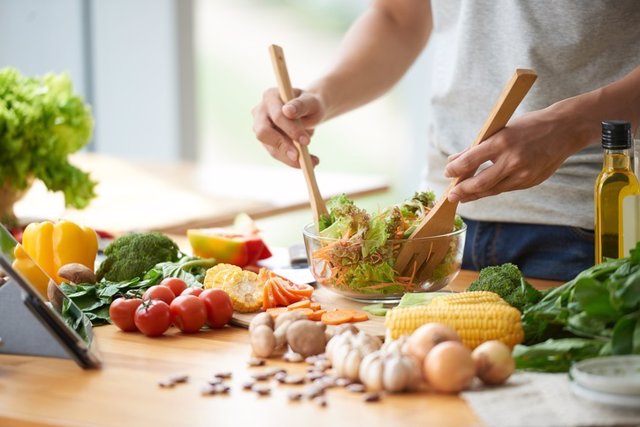 3. Cocinar en casa tanto como sea posible, utilizando ingredientes frescos y minimizando el uso de alimentos procesados.